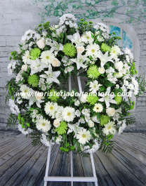 Modelo Corona floral de flores blancas y verdes